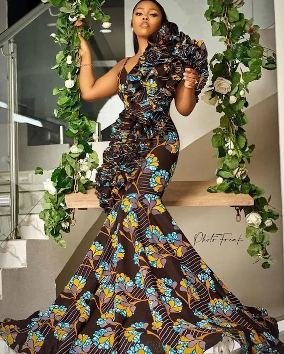 Tenue de soirée africaine femme — robe wax, bazin et dentelle sur-mesure By Daavi Dakar